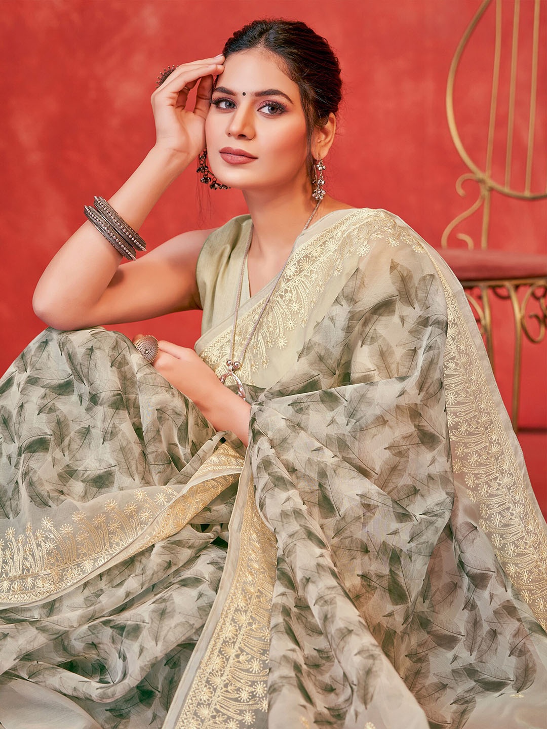 

Saree mall Green & Cream-Coloured Floral Printed Embroidered Border Organza Sarees