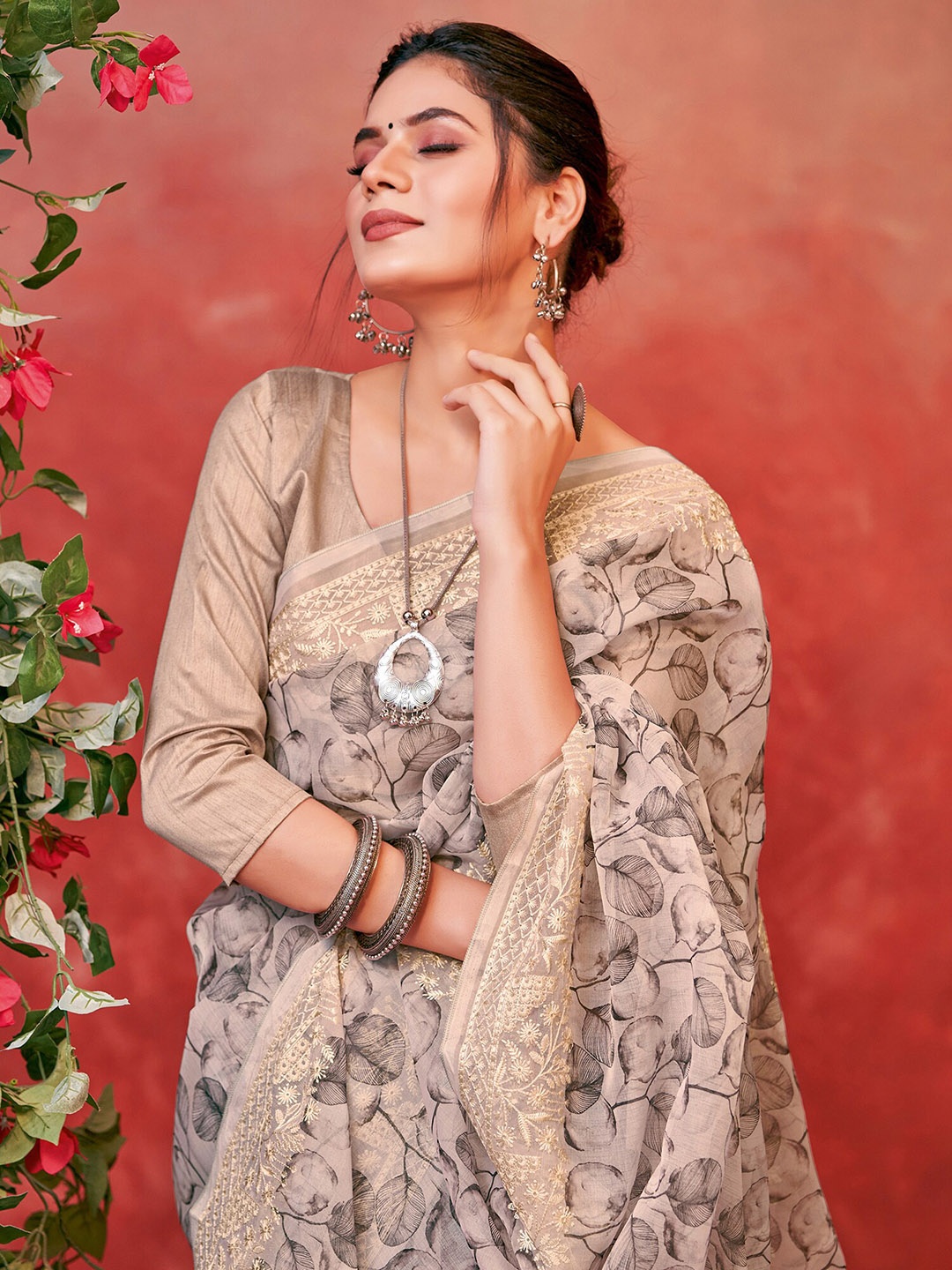 

Saree mall Grey Floral Printed & Embroidered Organza Saree