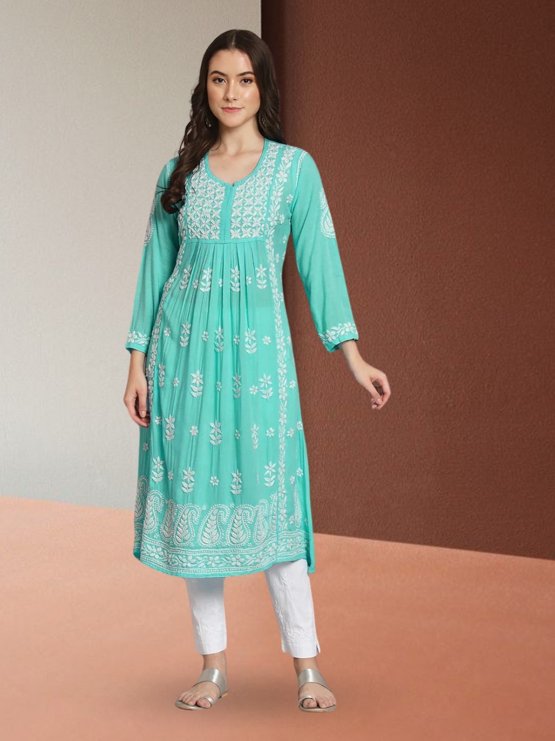 

PARAMOUNT CHIKAN Floral Chikankari Embroidered Kurta, Sea green