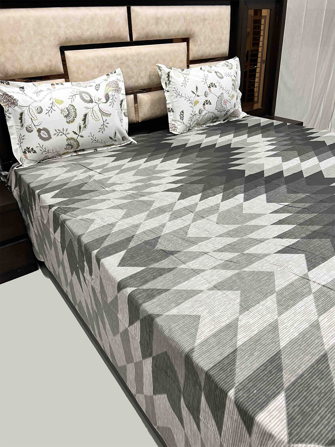 

Pure Decor Vogue White & Green Geometric 350TC Pure Cotton King Bedsheet & 2 Pillow Covers