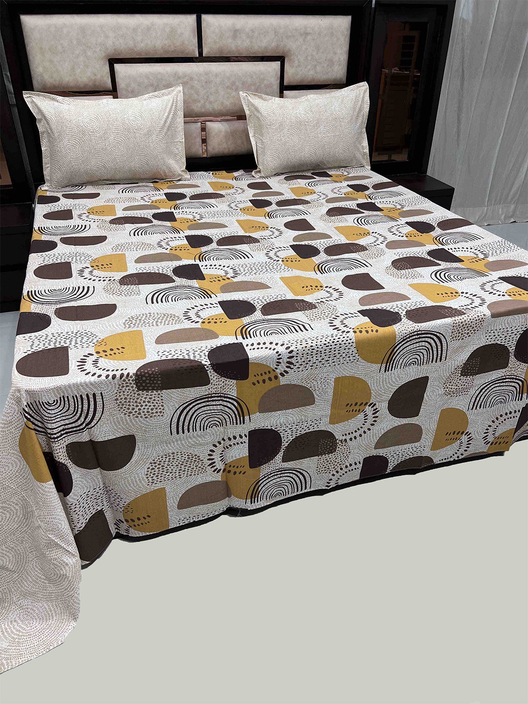

Pure Decor White & Yellow Geometric 350 TC Pure Cotton King Bedsheet with 2 Pillow Covers
