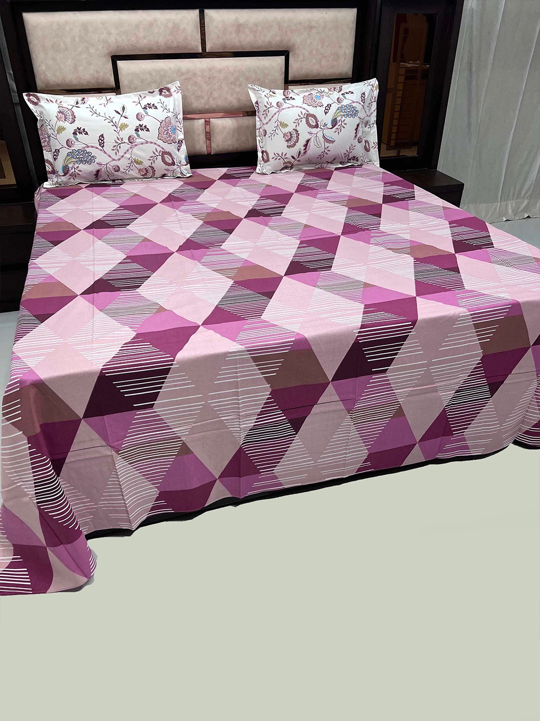 

Pure Decor Vogue Pink & Beige Geometric 350 TC Pure Cotton King Bedsheet & 2 Pillow Covers
