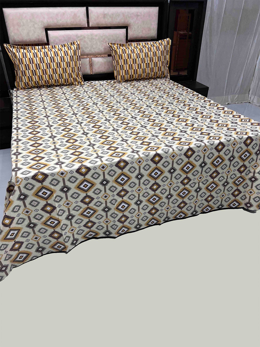 

Pure Decor Vogue White & Yellow Geometric 350 TC Cotton King Bedsheet with 2 Pillow Covers