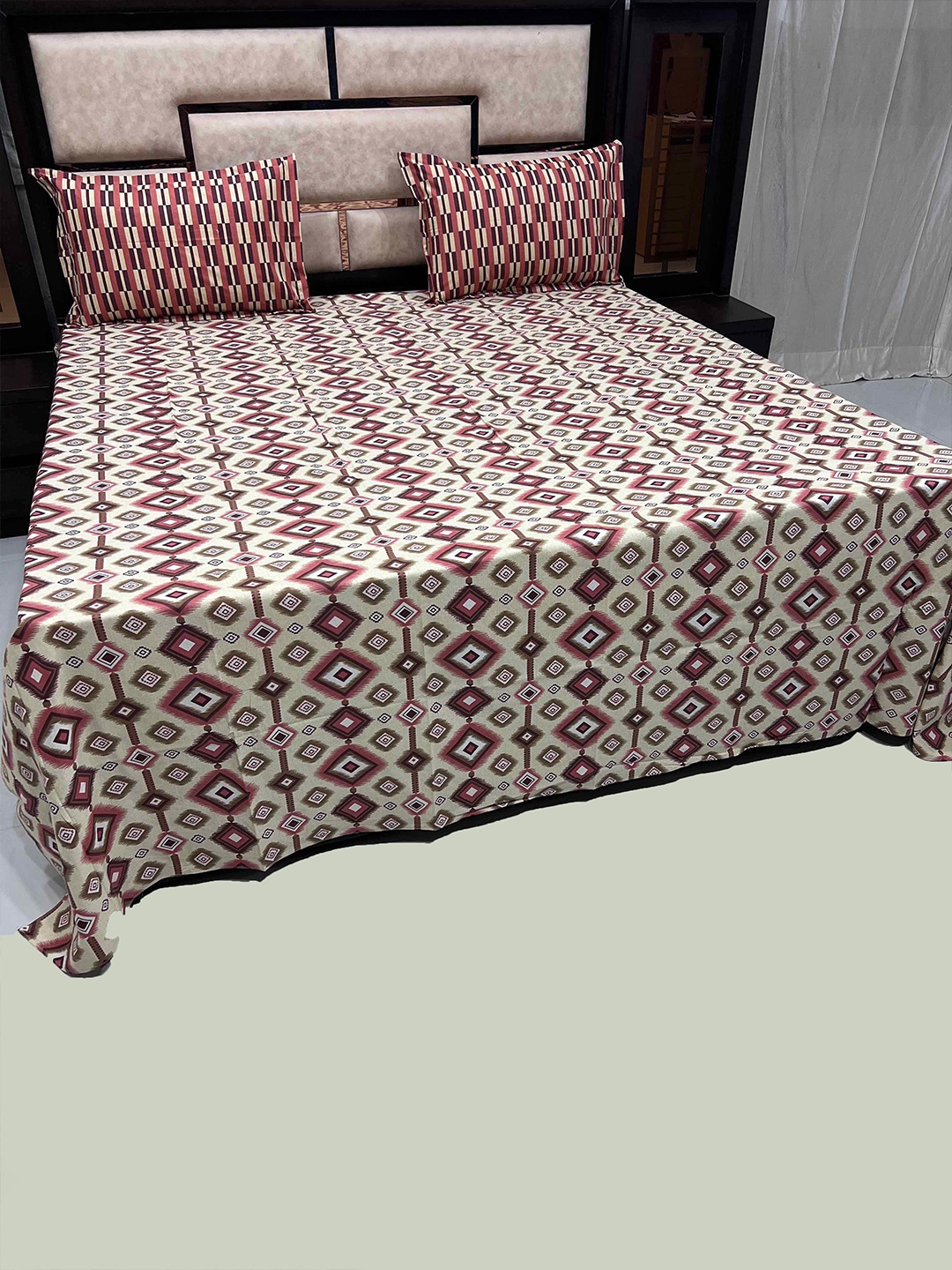 

Pure Decor Vogue White & Pink Geometric 350 TC Cotton King Bedsheet with 2 Pillow Covers