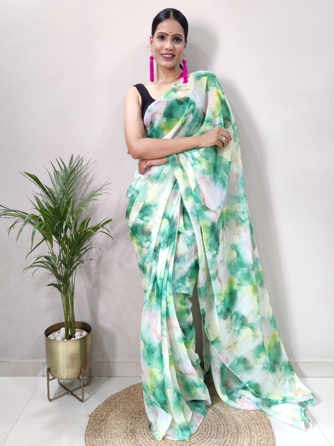 

VEERAX Abstract Dyed Pure Silk Saree, Green