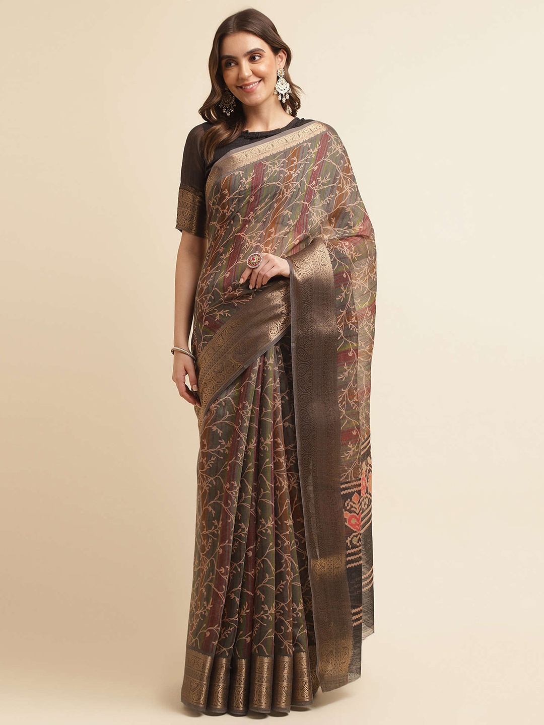 

Mitera Grey & Red Floral Printed Zari Silk Cotton Banarasi Saree