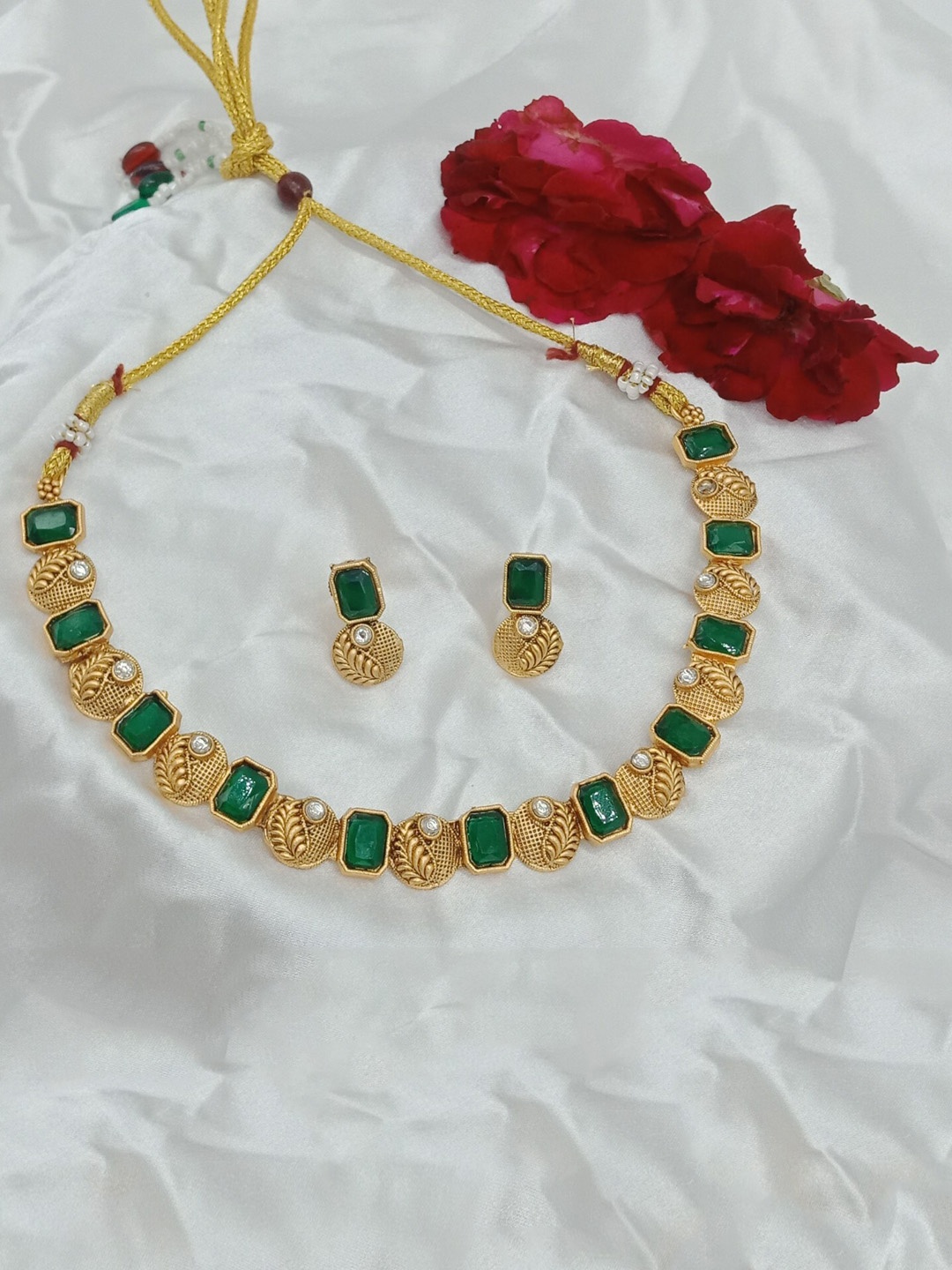 

AASHISH IMITATION Gold-Plated Kundan-Studded & Beaded Jewellery Set