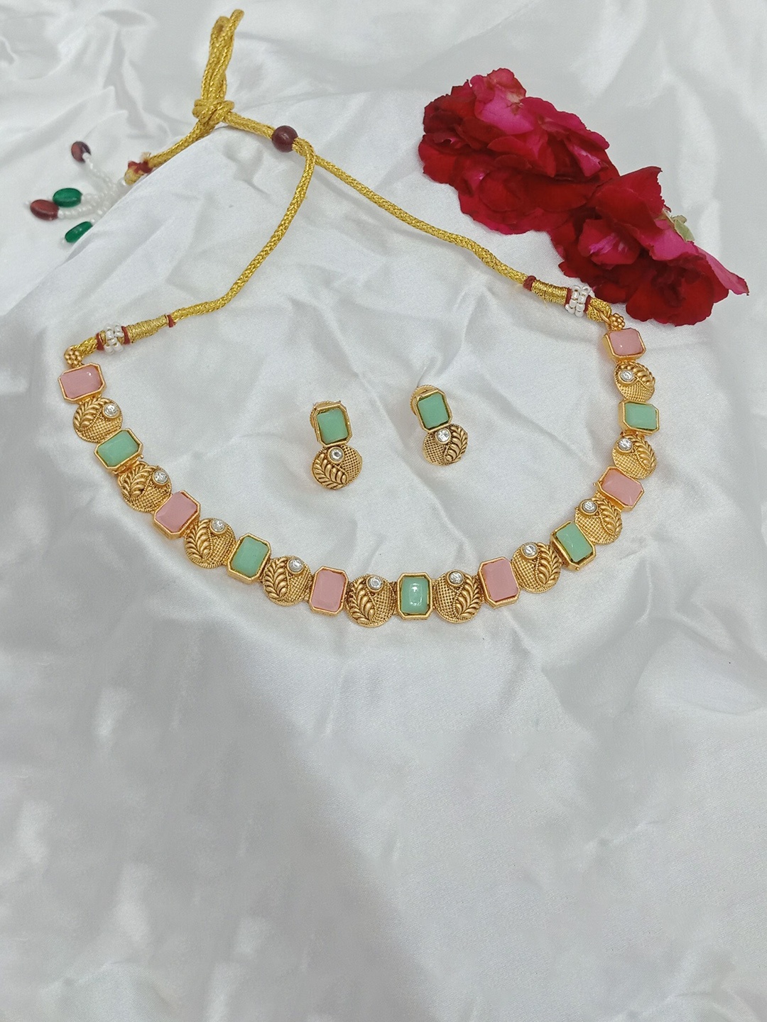 

AASHISH IMITATION Gold-Plated Kundan-Studded & Beaded Jewellery Set
