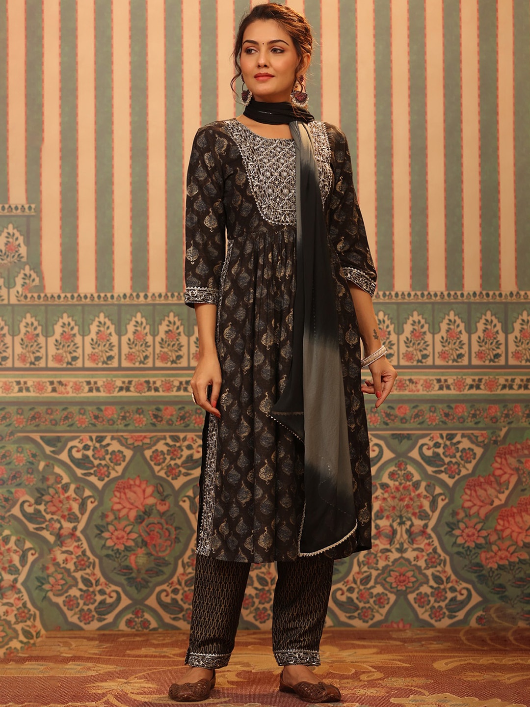 

PIROH Ethnic Motifs Foil Printed Kurta & Trousers With Dupatta, Black