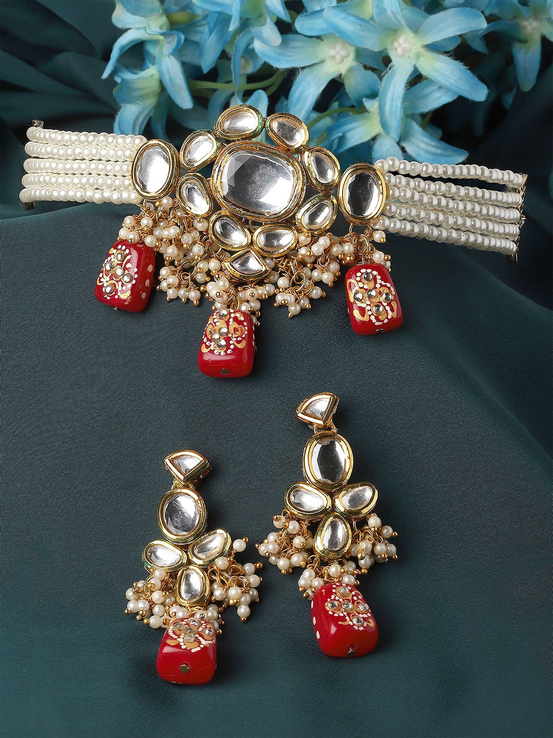 

KARATCART Gold-Plated Kundan Studded & Beaded Jewellery Set