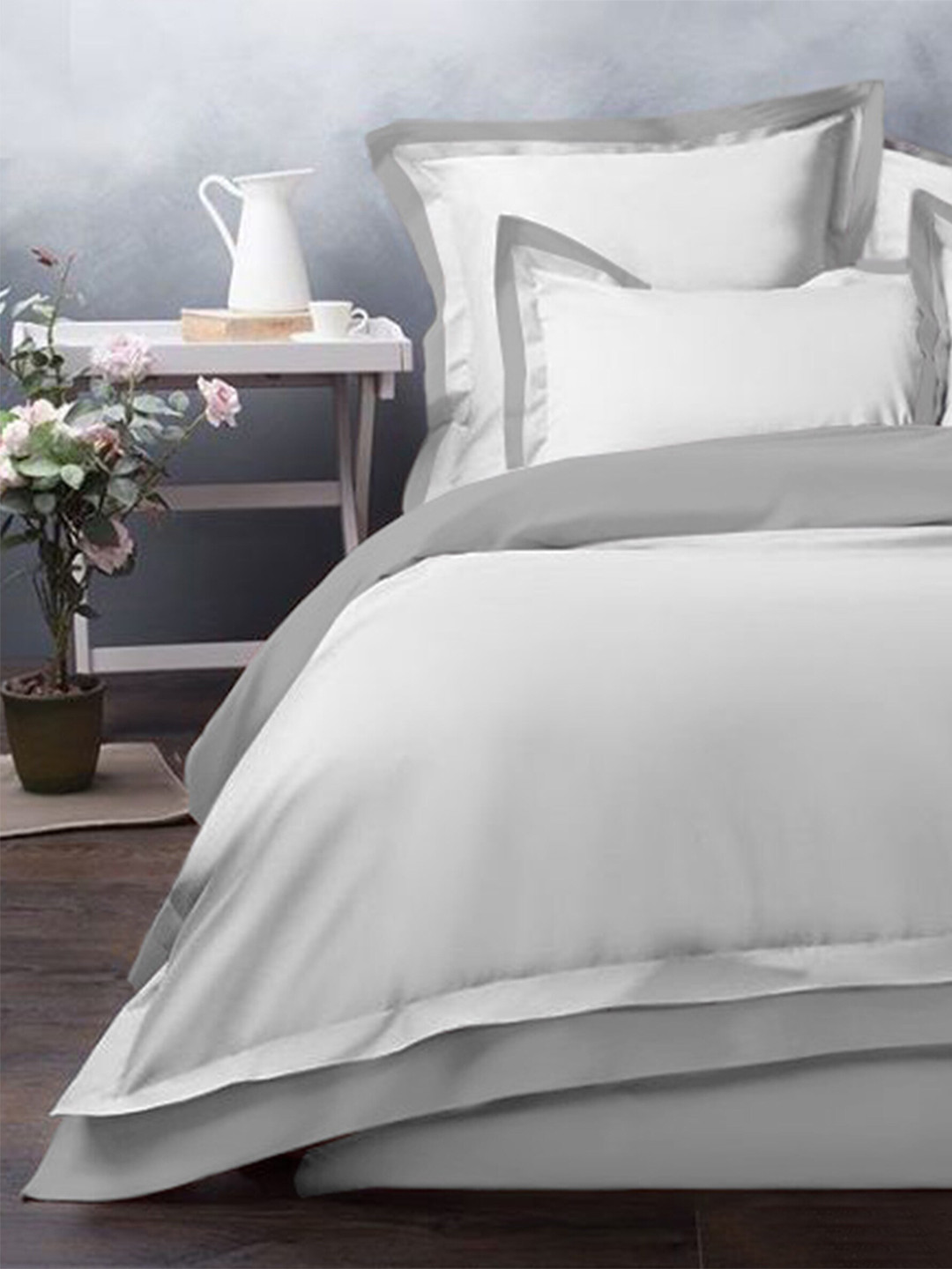 

THE WHITE MOSS White & Silver-Toned Microfiber AC Room 150 GSM Double Bed Comforter