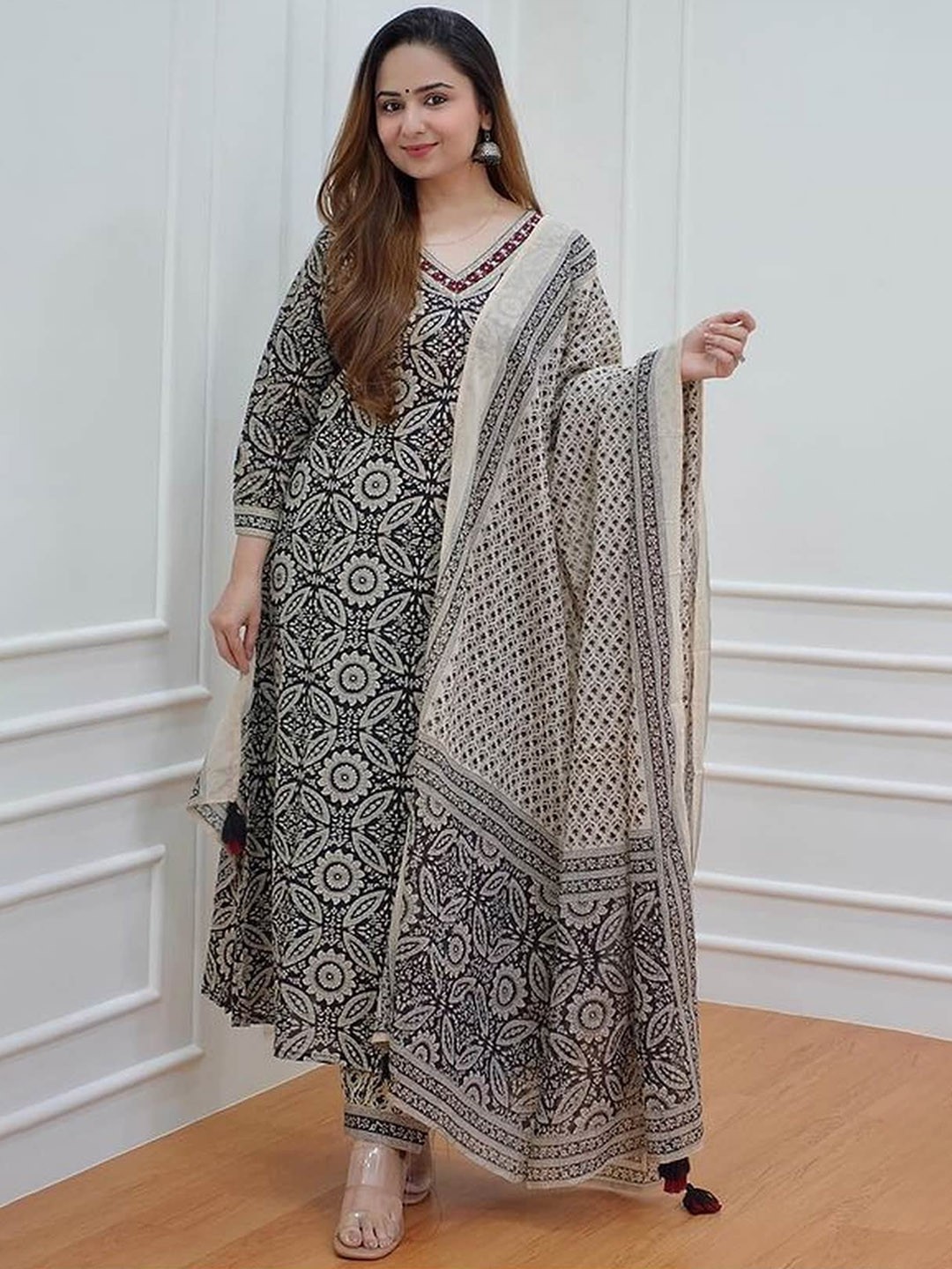 

EtnicaWear Ethnic Motifs Printed Regular Kurta & Salwar With Dupatta, Black