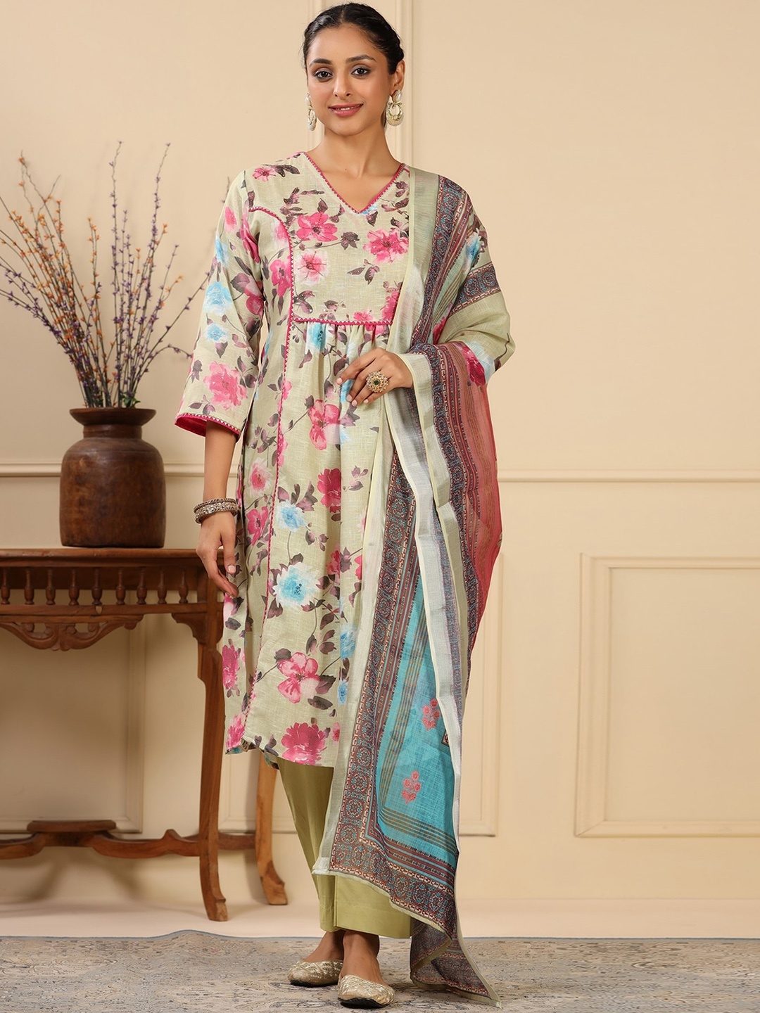 

EtnicaWear Floral Printed Regular Pure Silk Kurta & Trousers With Dupatta, Tan