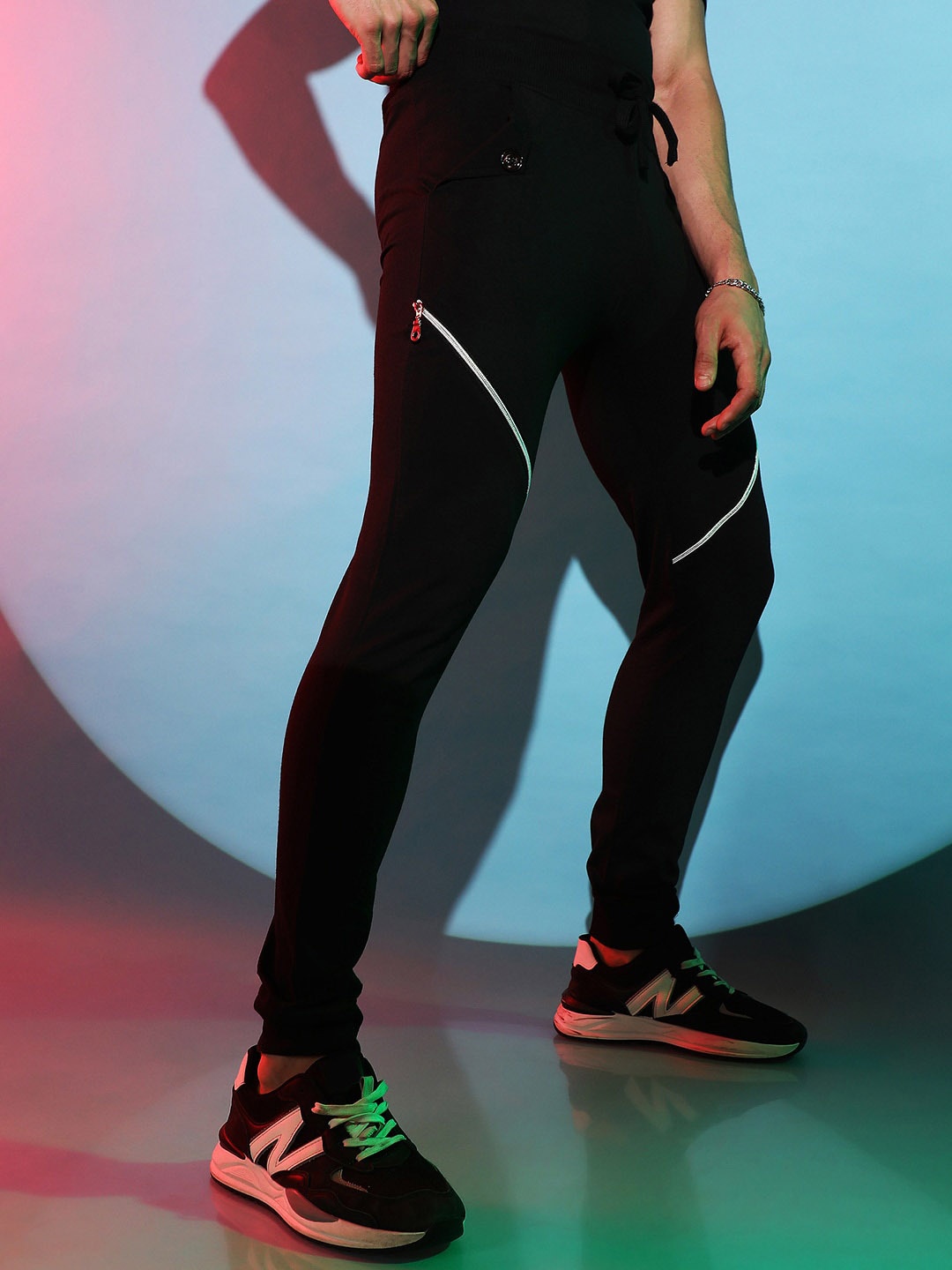 

Campus Sutra Men Cotton Regular Fit Contrast Zipper Joggers, Black