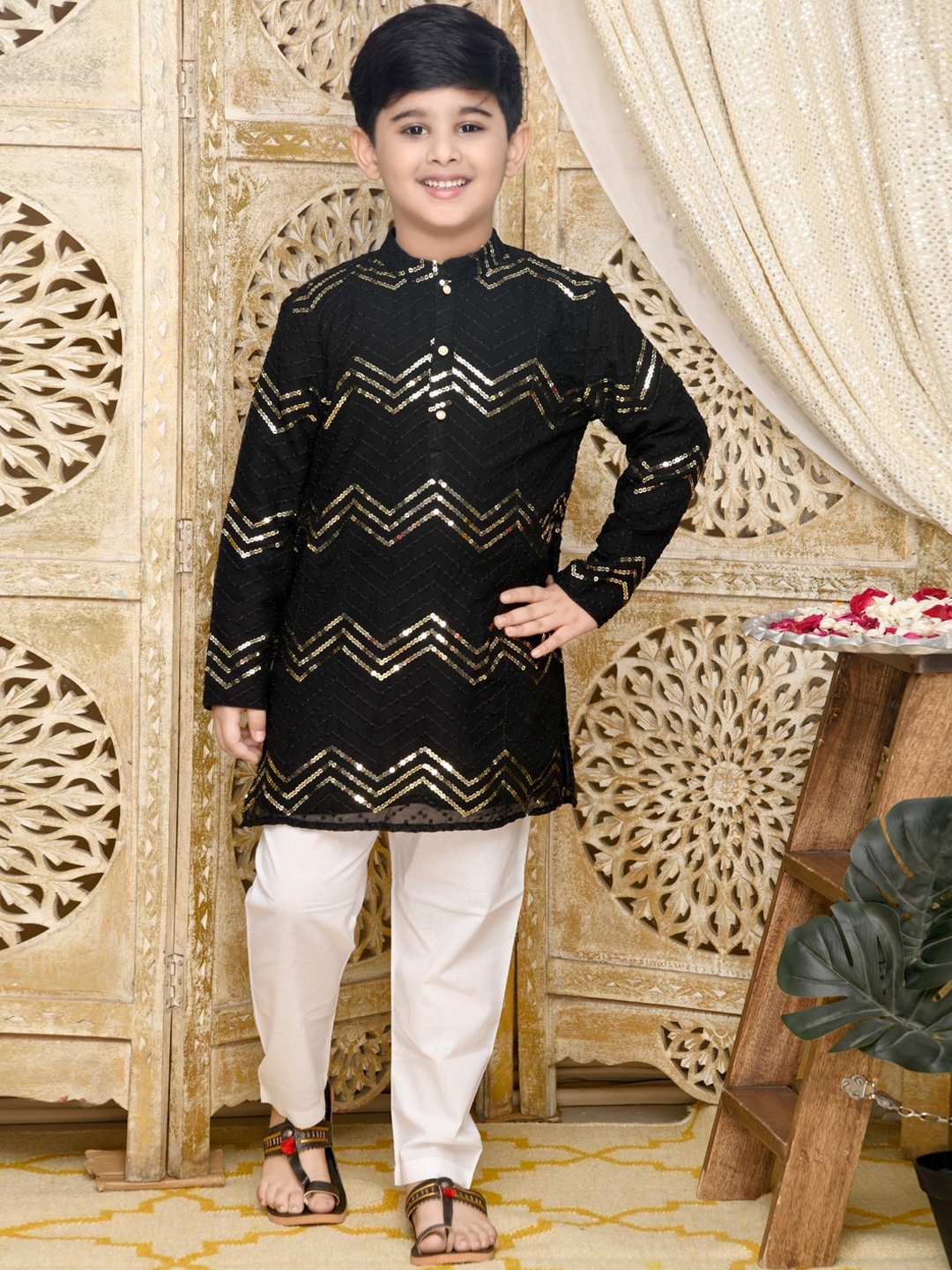 

SAKA DESIGNS Boys Sequinned Embroidered Kurta with Pyjamas, Black