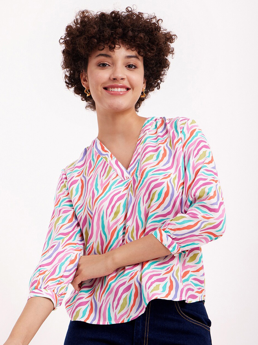 

FableStreet Abstract Printed V-Neck Cuffed Sleeves Regular Top, White