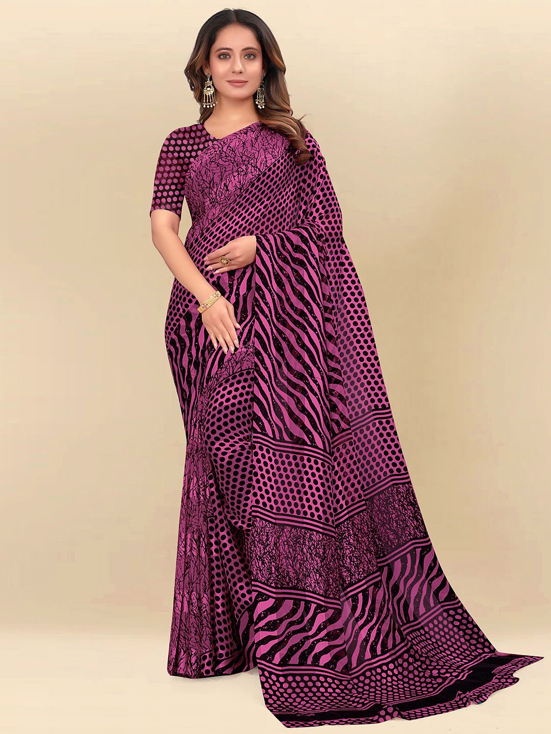 

Mitera Pink & Black Abstract Printed Poly Chiffon Saree