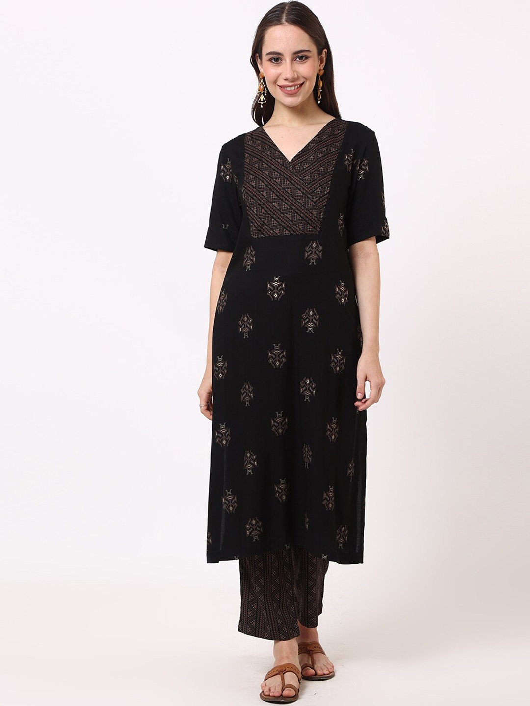 

UNTUNG Ethnic Motifs Printed Roll-Up Sleeves Kurta With Trousers, Black