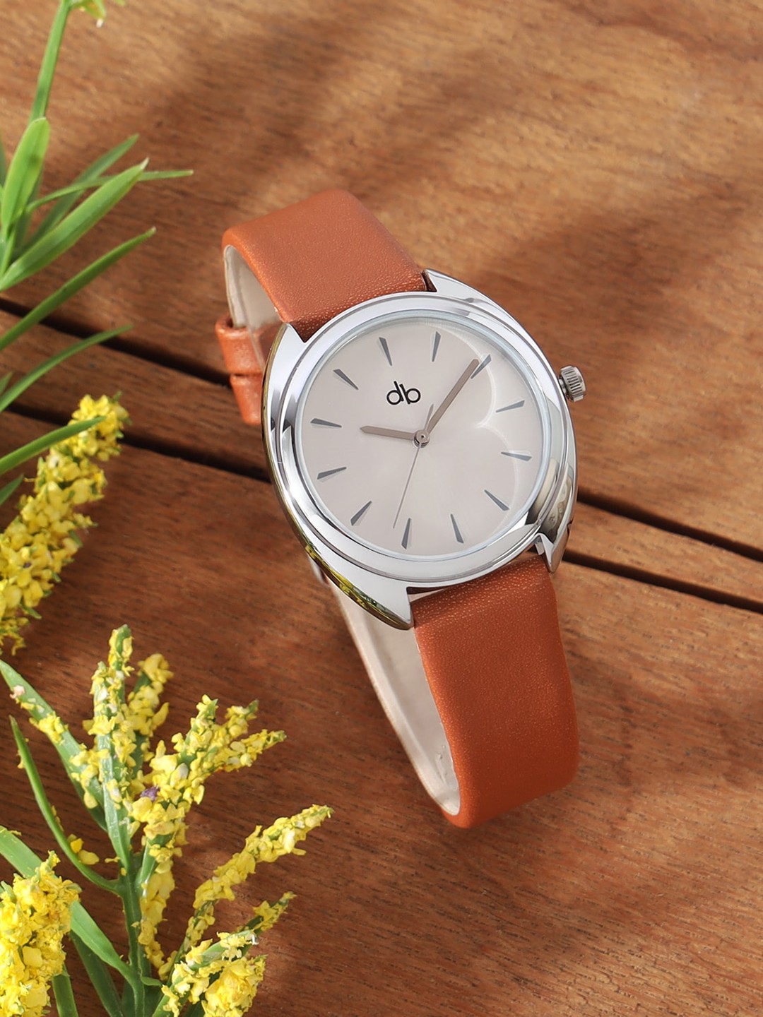 

DressBerry Women Silver-Toned Dial & Leather Textured Straps Analogue Watch DB006H