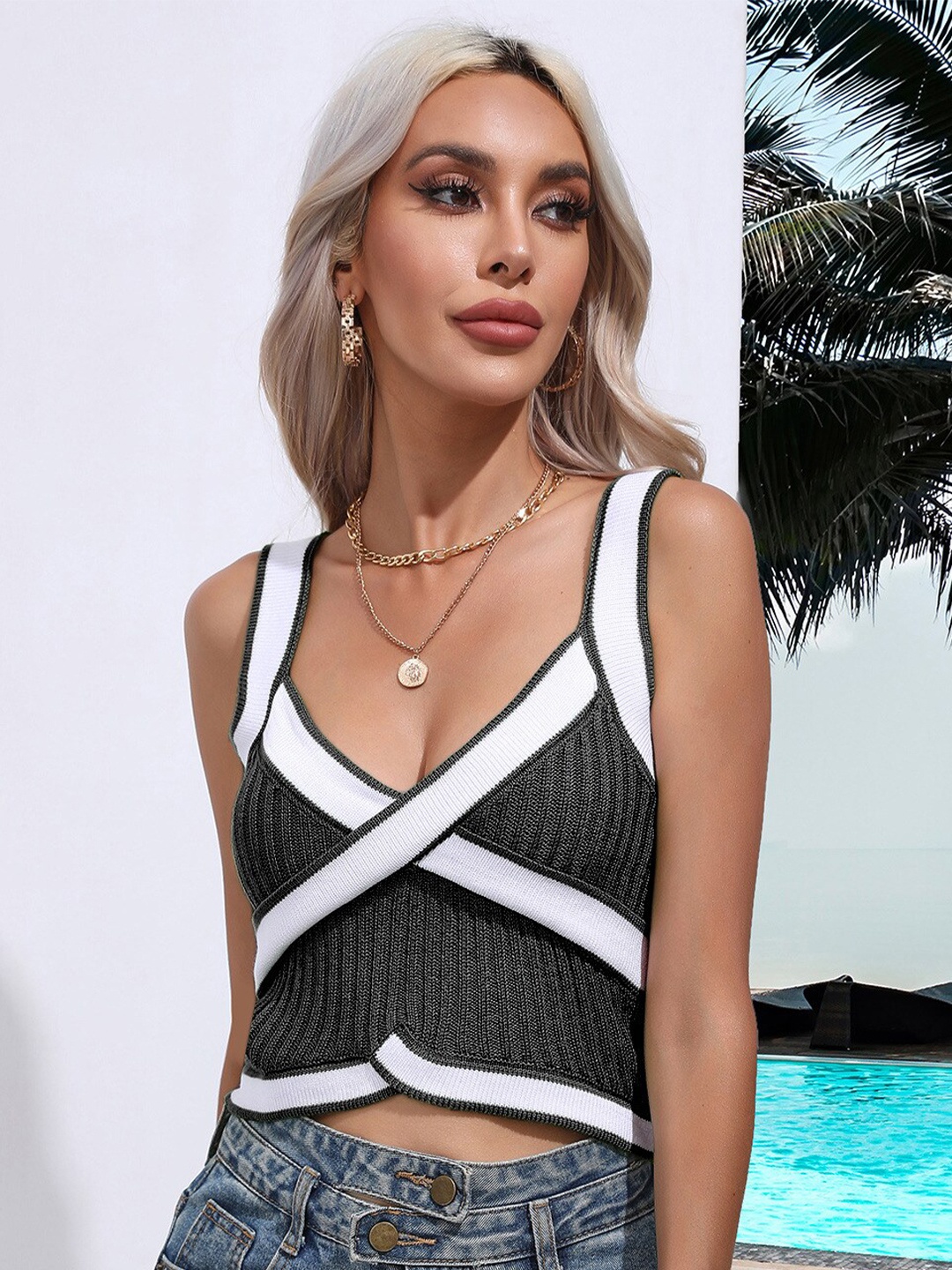 

StyleCast Colourblocked Crop top, Black