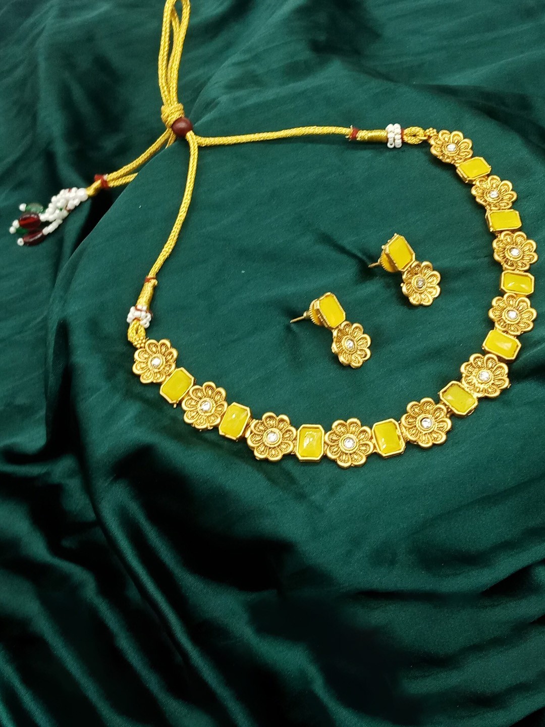 

AASHISH IMITATION Gold-Plated Kundan-Studded Jewellery Set
