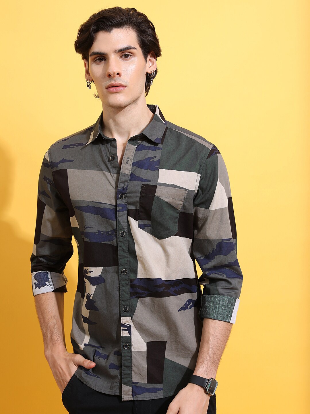 

HIGHLANDER Black & olive green Slim Fit Geometric Printed Cotton Casual Shirt