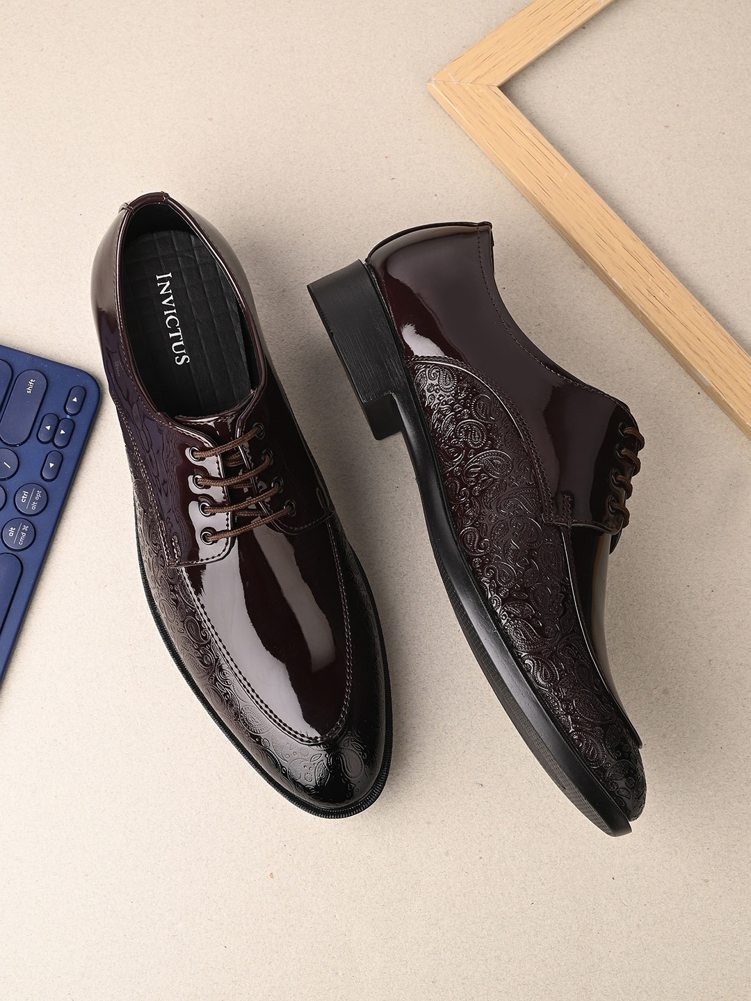 

INVICTUS Men Textured Patent Leather Formal Derbys, Brown