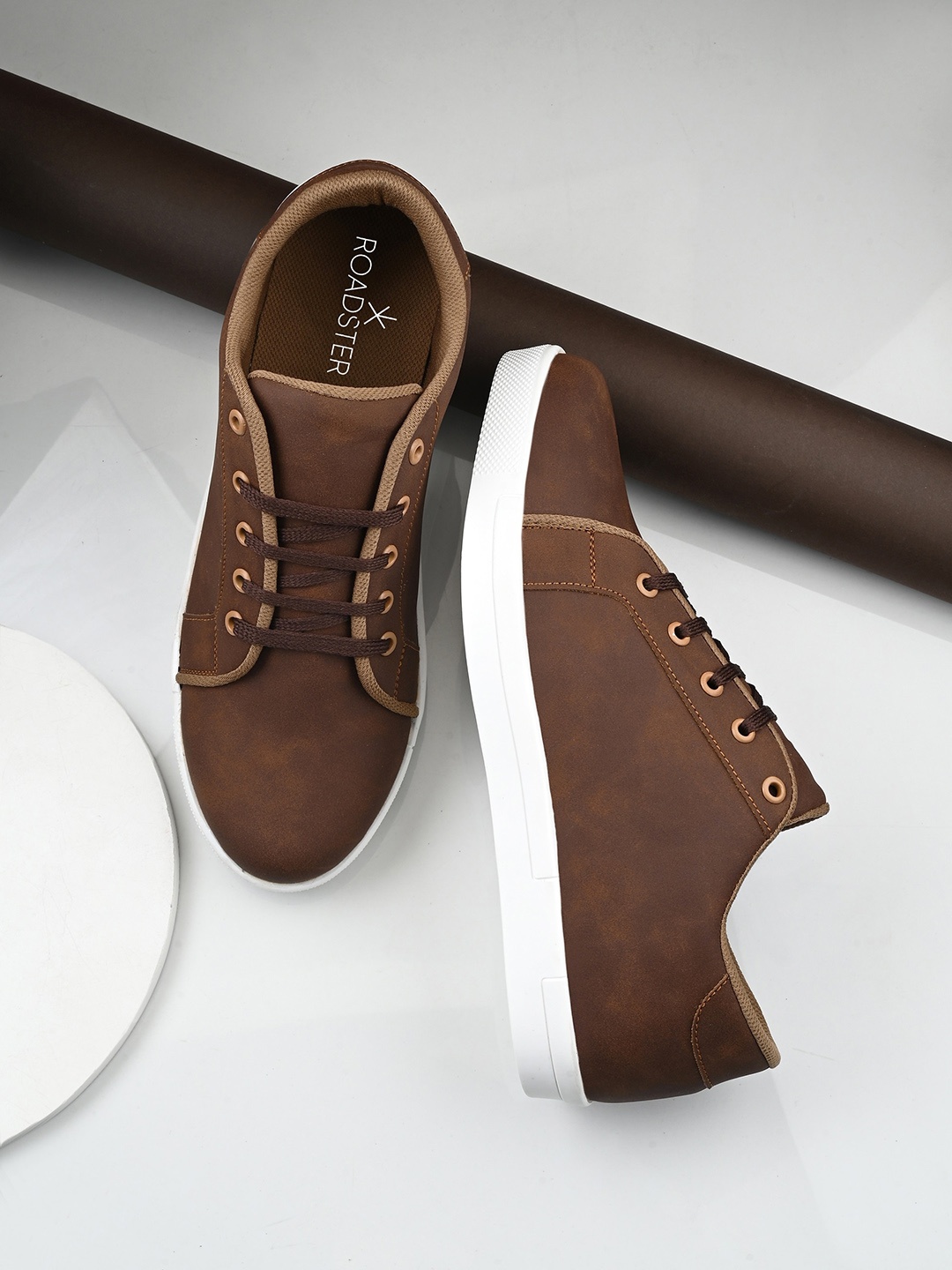 

Roadster Men Brown & White Lightweight Memory Foam Insole Contrast Sole Sneakers