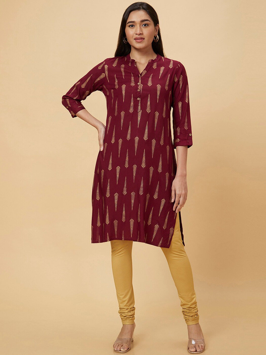 

Globus Maroon Ethnic Motifs Printed Mandarin Collar Roll-Up Sleeves Straight Kurta