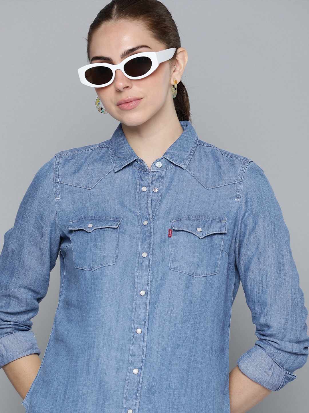 

Levis Solid Regular Fit Chambray Casual Shirt, Blue