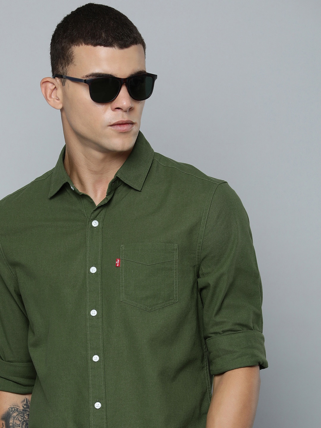 

Levis Men Slim Fit Solid Opaque Pure Cotton Casual Shirt, Green