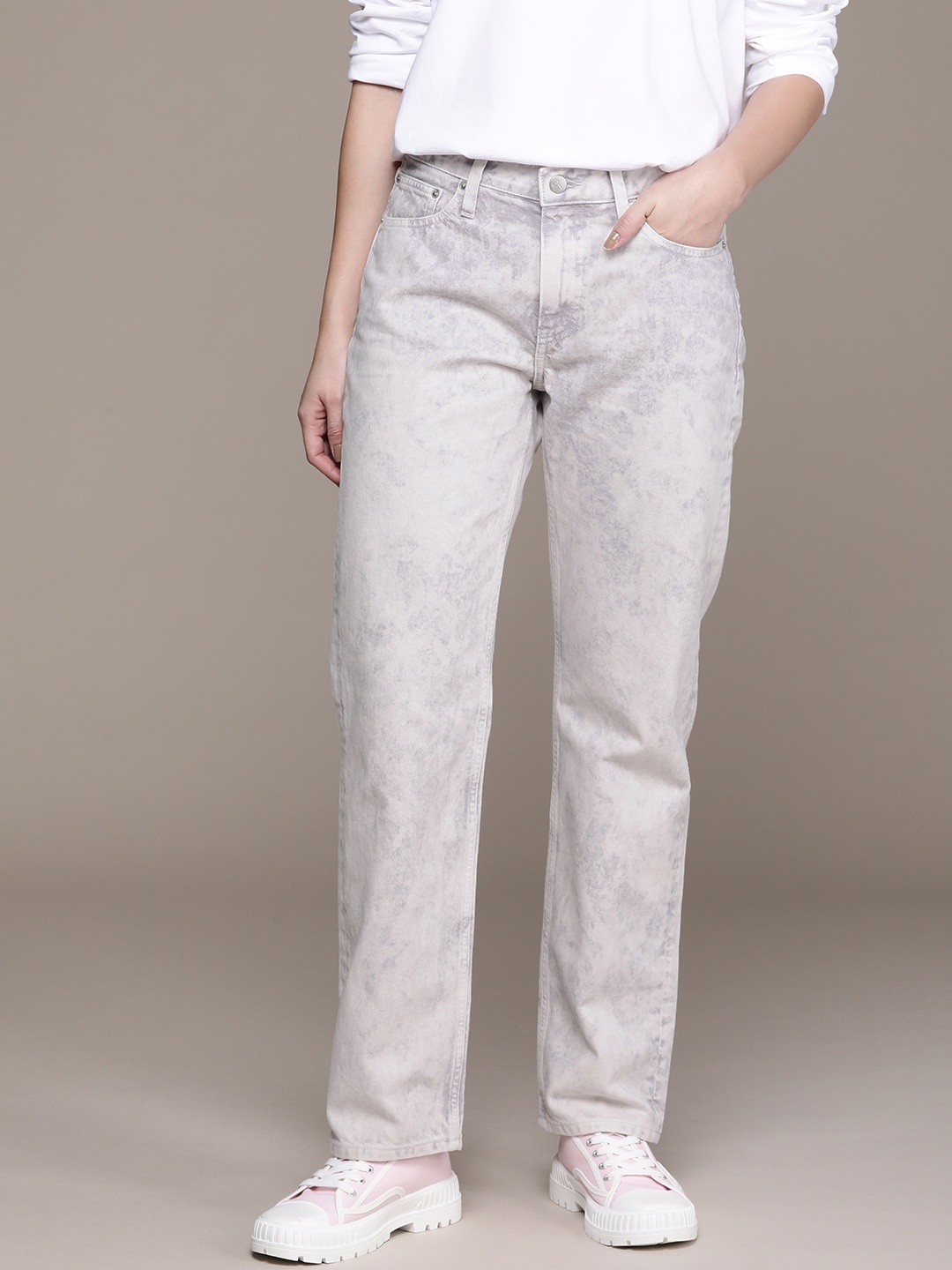 

Calvin Klein Jeans Women Straight Fit Low-Rise Bleached Pure Cotton Jeans, Grey