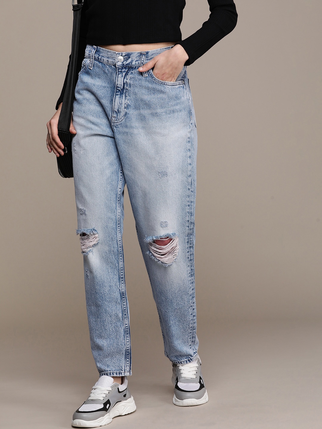 

Calvin Klein Jeans Women Mildly Distressed Light Fade Pure Cotton Jeans, Blue