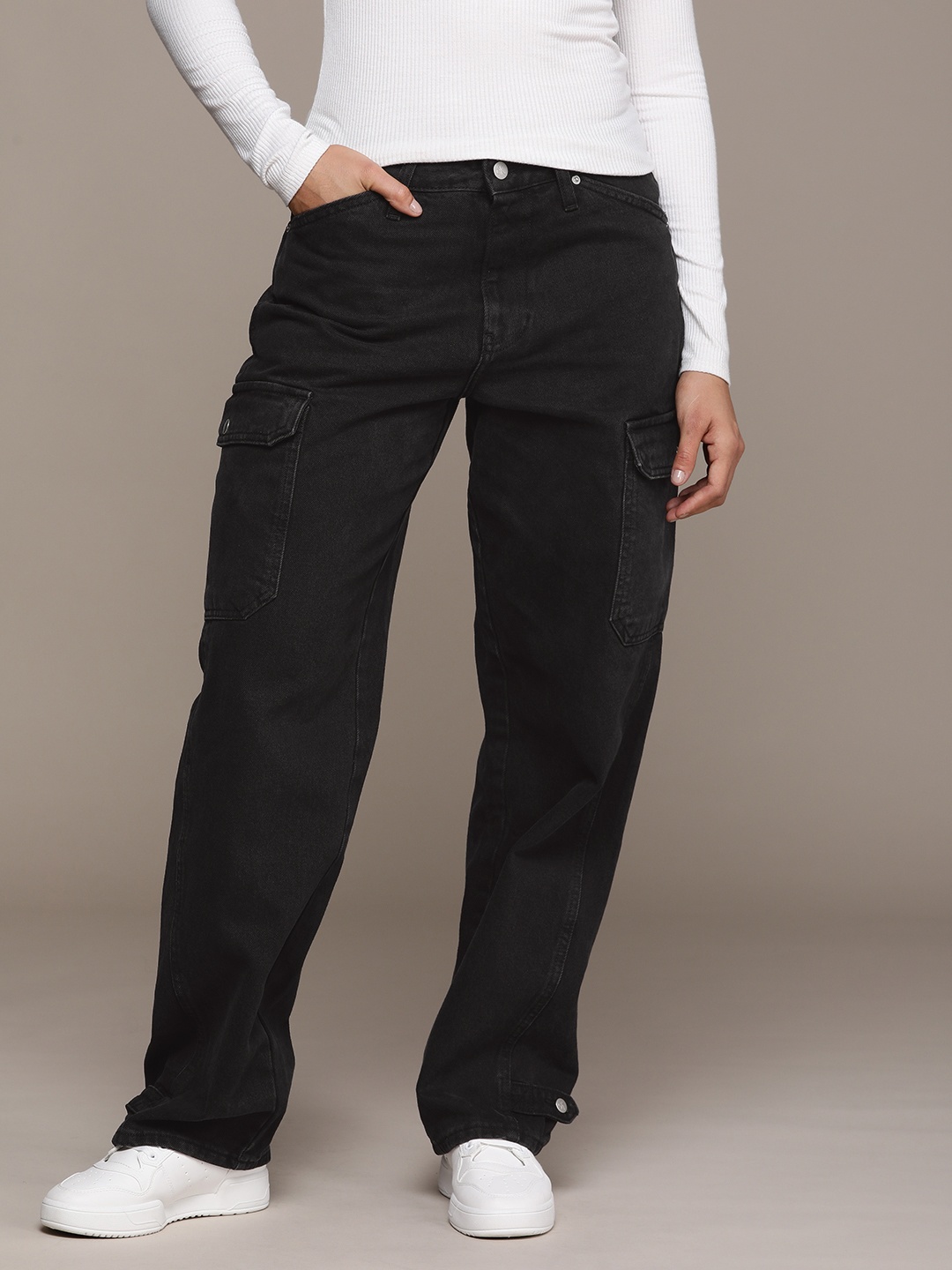 

Calvin Klein Jeans Women Straight Fit High-Rise Jeans, Black