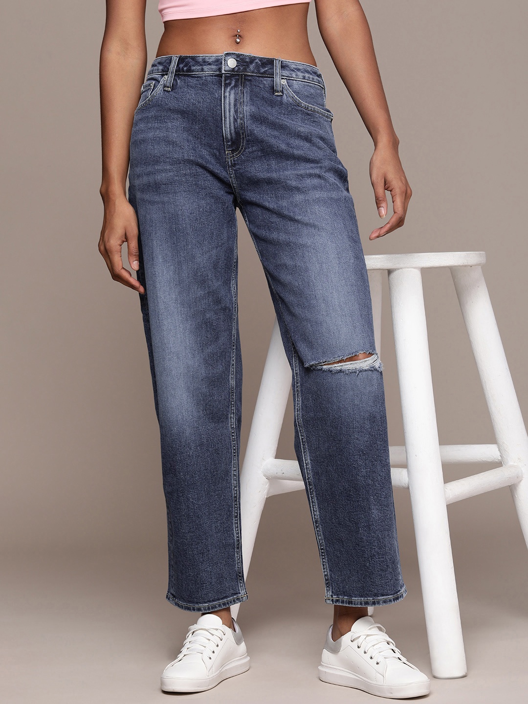 

Calvin Klein Jeans Women Slash Knee Light Fade Stretchable Mid-Rise Jeans, Blue
