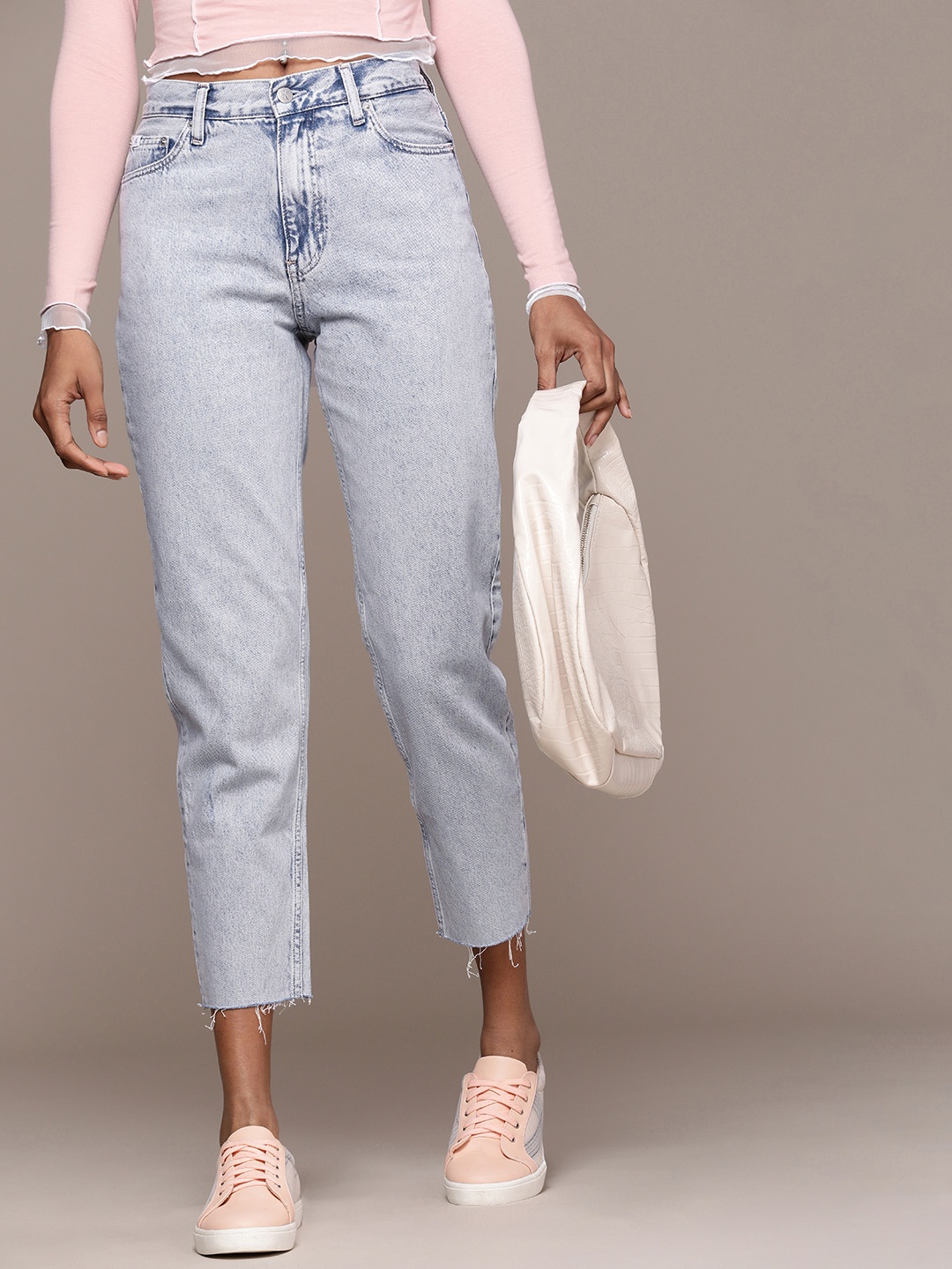 

Calvin Klein Jeans Women Pure Cotton Mom Fit Heavy Fade Mid-Rise Jeans, Blue