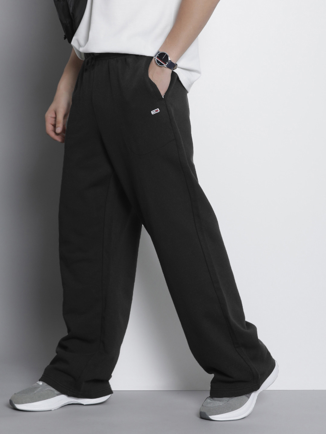 

Tommy Hilfiger Men Solid Mid-Rise Pure Cotton Relaxed Fit Track Pants, Black