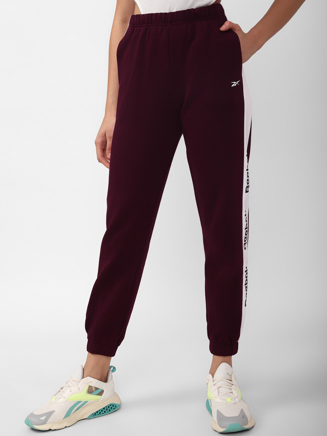 

Reebok Women Training Essentials Linear Logo Joggers, Maroon