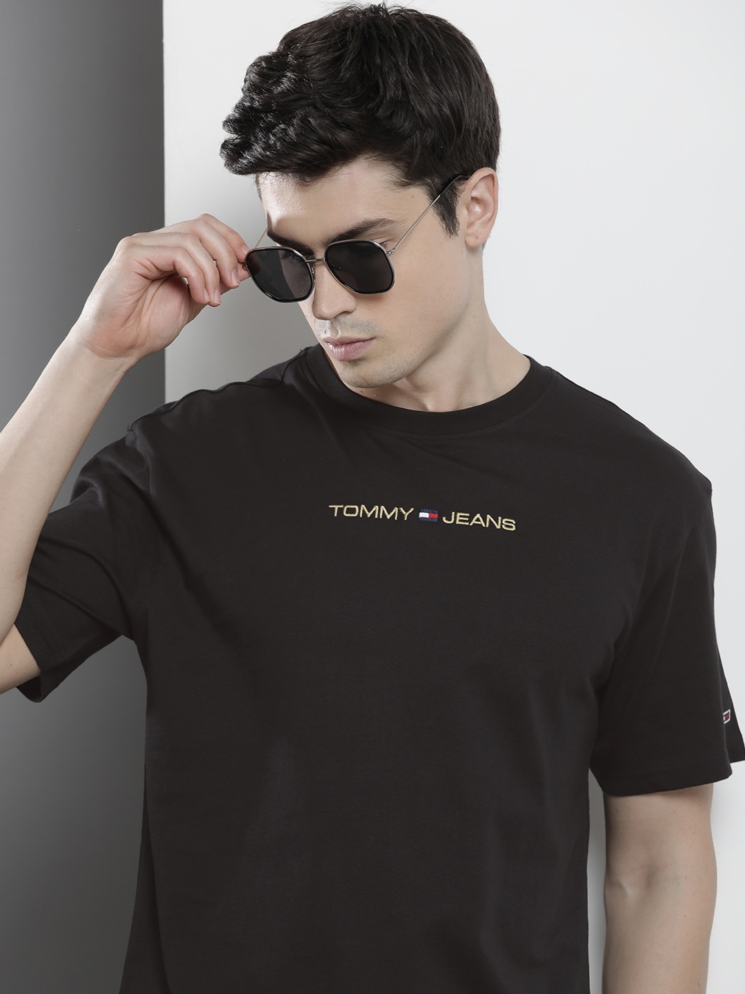

Tommy Hilfiger Sustainable Brand Logo Embroidered Drop-Shoulder Sleeves Cotton T-shirt, Black