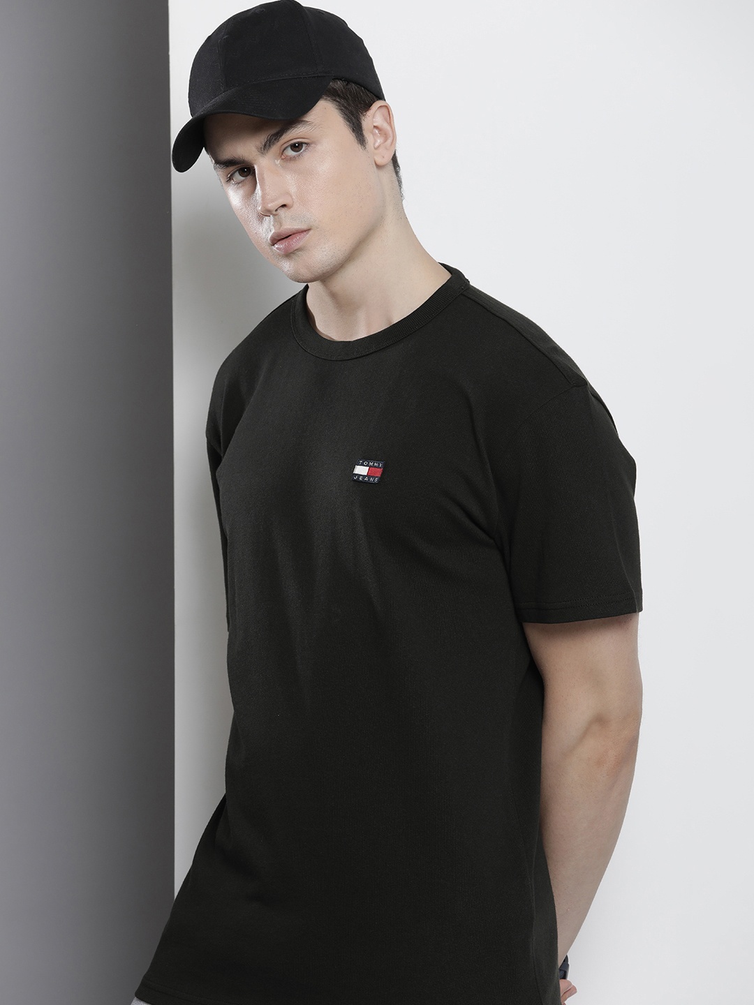 

Tommy Hilfiger Solid TJM CLSC TOMMY XS BADGE Pure Cotton Casual T-shirt, Black