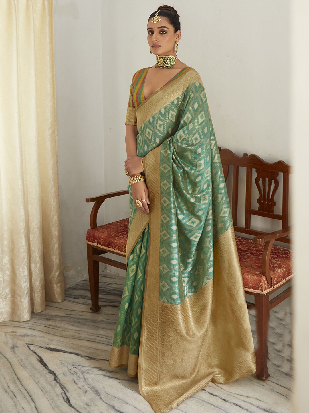 

Mitera Green & Gold-Toned Ethnic Motif Woven Design Zari Tissue Saree