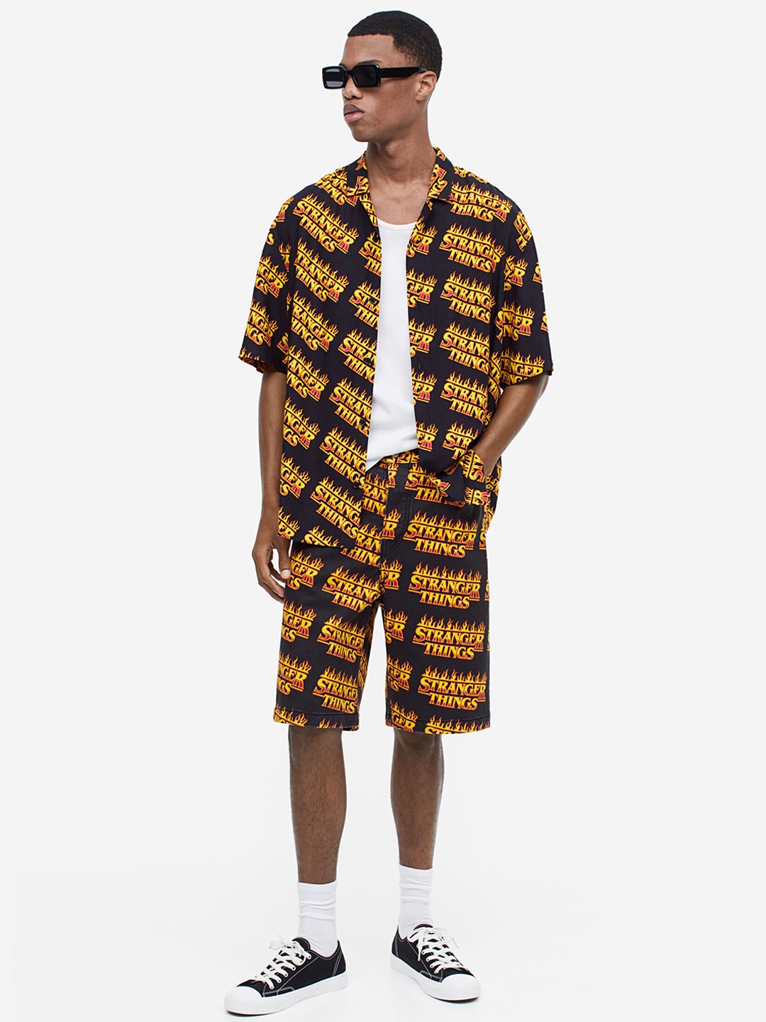 

H&M Men Loose Fit Printed Twill Shorts, Black