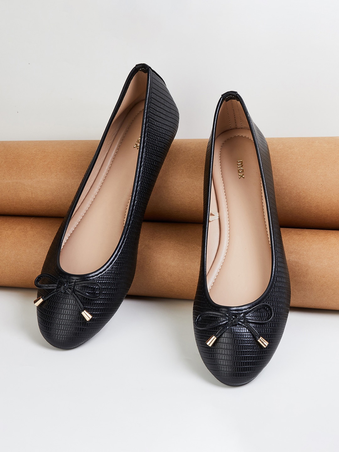 

max Textured Round Toe Ballerinas With Bows, Black