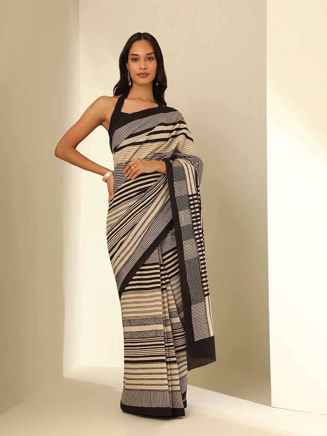 

Taneira Striped Block Printed Pure Cotton Saree, Black