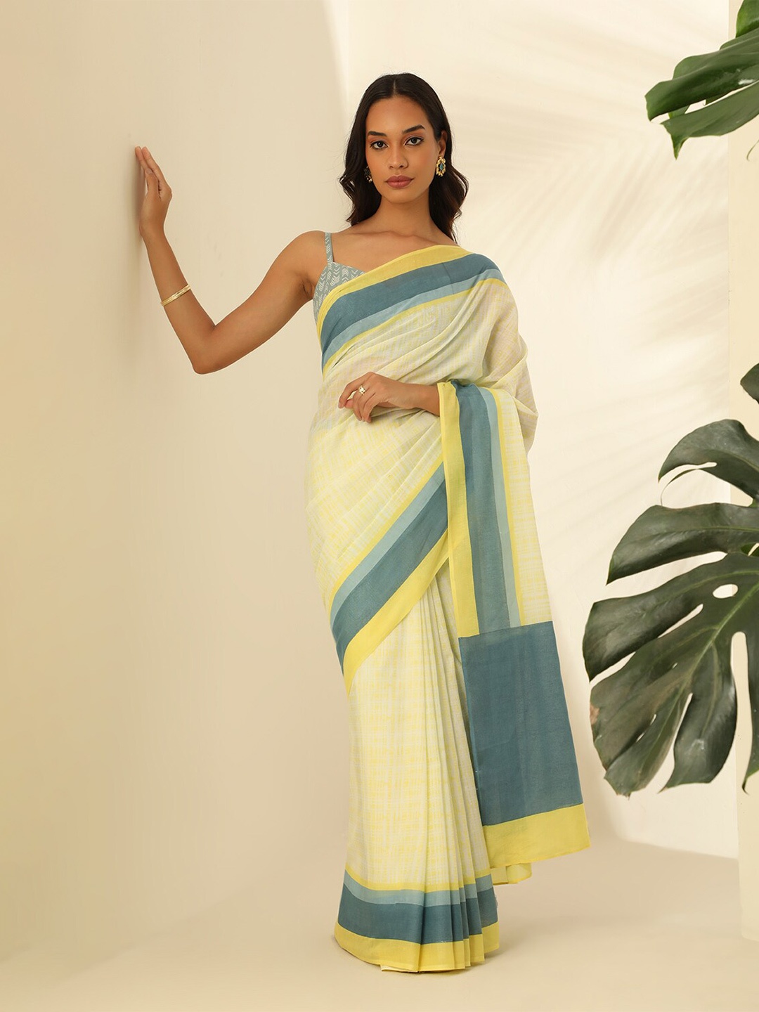 

Taneira Abstract Printed Pure Cotton Saree, Yellow