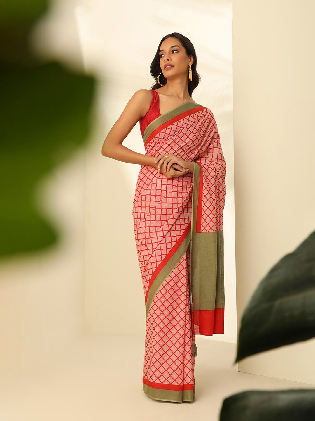 

Taneira Checked Pure Cotton Saree, Red