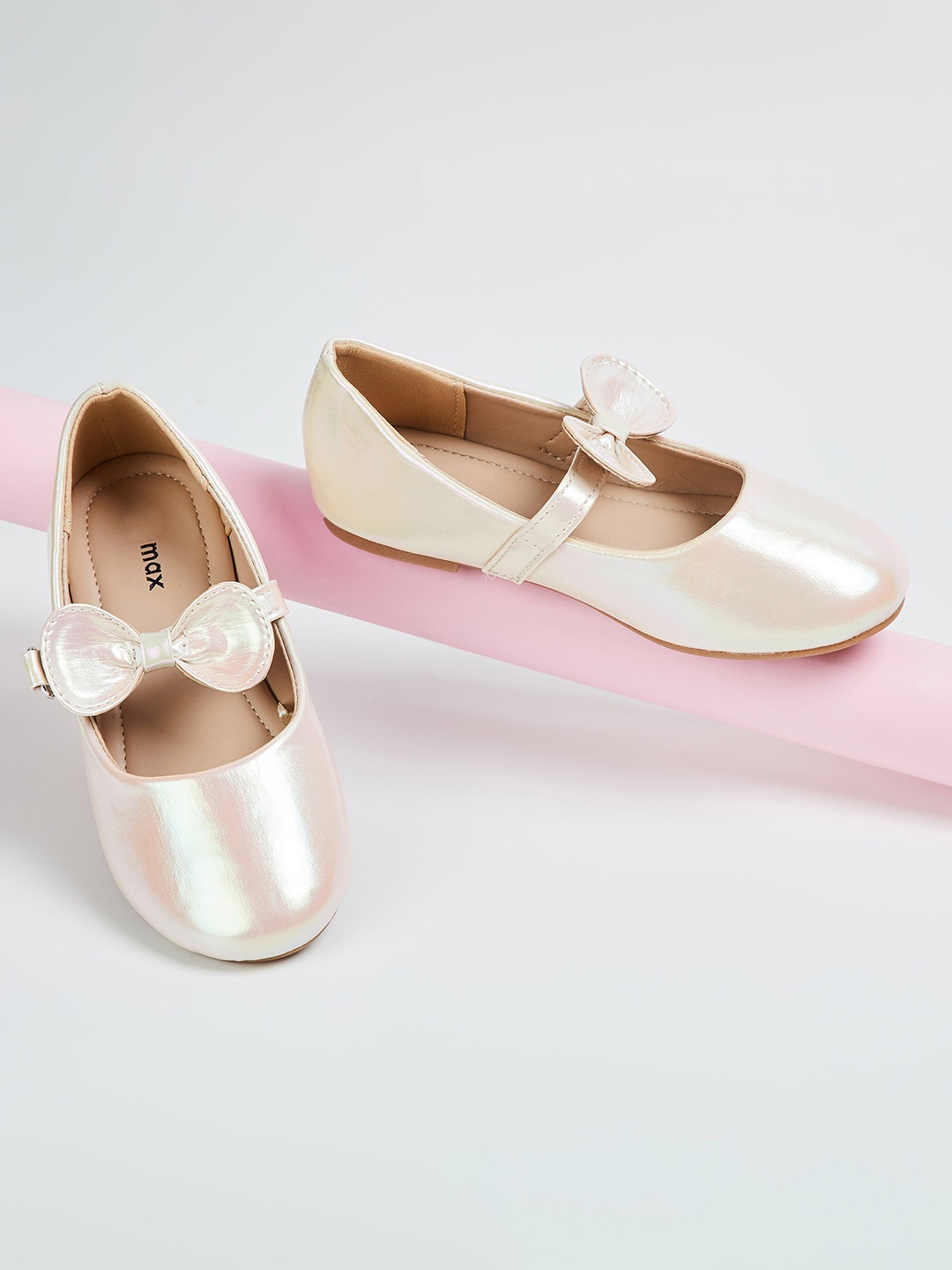 

max Girls Round Toe Ballerinas With Bows, White