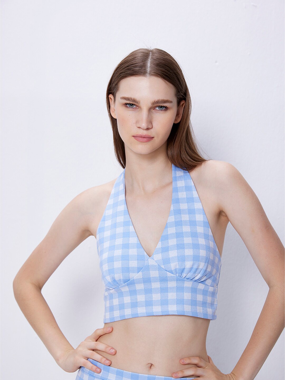 

COVER STORY Blue Checked Tie-Up Neck Regular Crop Top