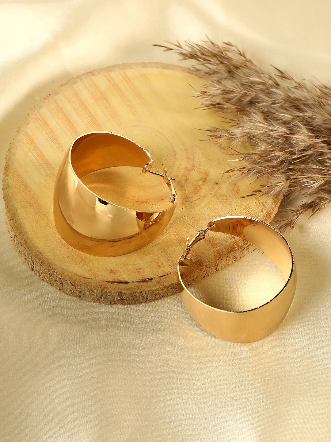

SOHI Gold-Plated Contemporary Studs Earrings
