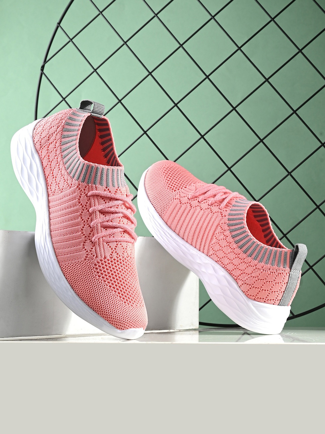 

HRX by Hrithik Roshan Women Peach-Coloured & White Flyknit Textile Marking Walking Shoes